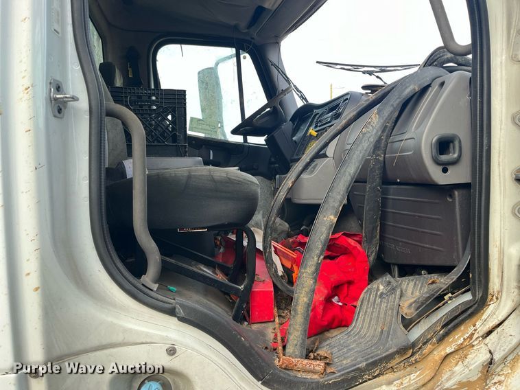 image for item DH8605 2010 Freightliner Business Class M2 106  refrigerated truck