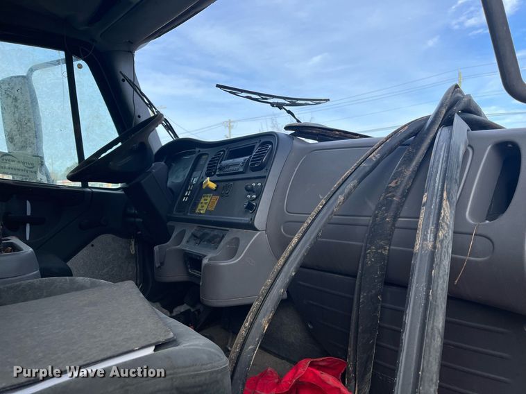 image for item DH8605 2010 Freightliner Business Class M2 106  refrigerated truck