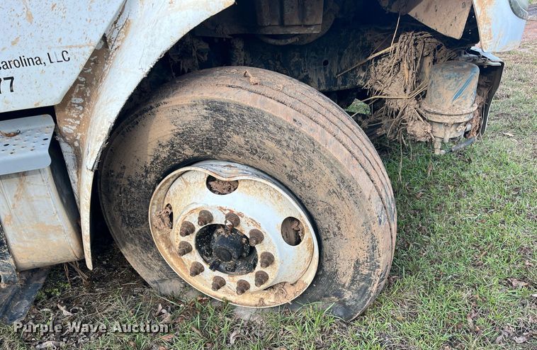 image for item DH8605 2010 Freightliner Business Class M2 106  refrigerated truck