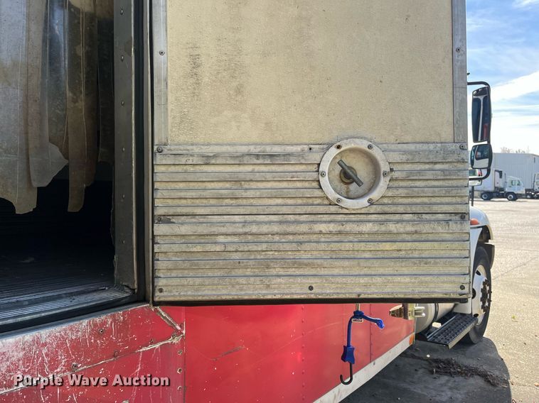 image for item DH8607 2007 International 4300  refrigerated truck