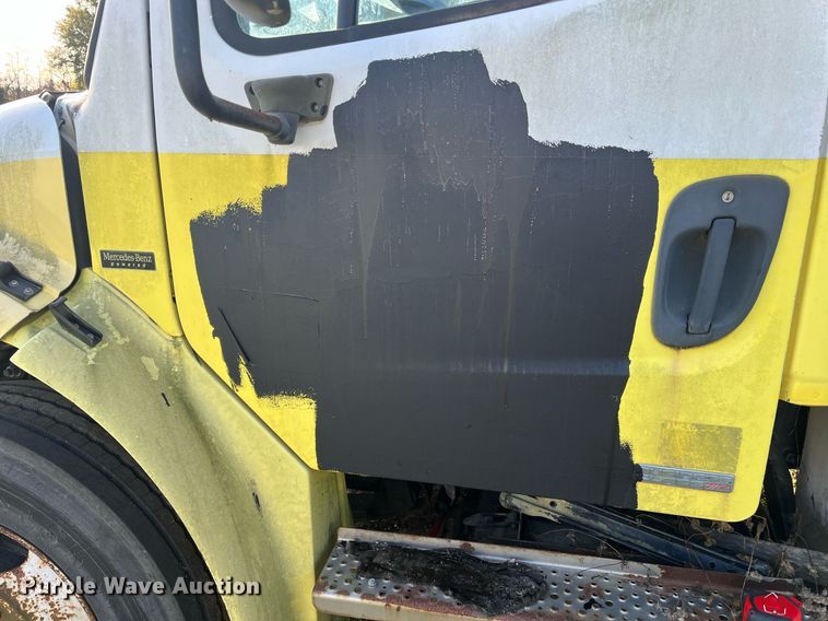 image for item DH8608 2005 Freightliner Business Class M2  refrigerated truck