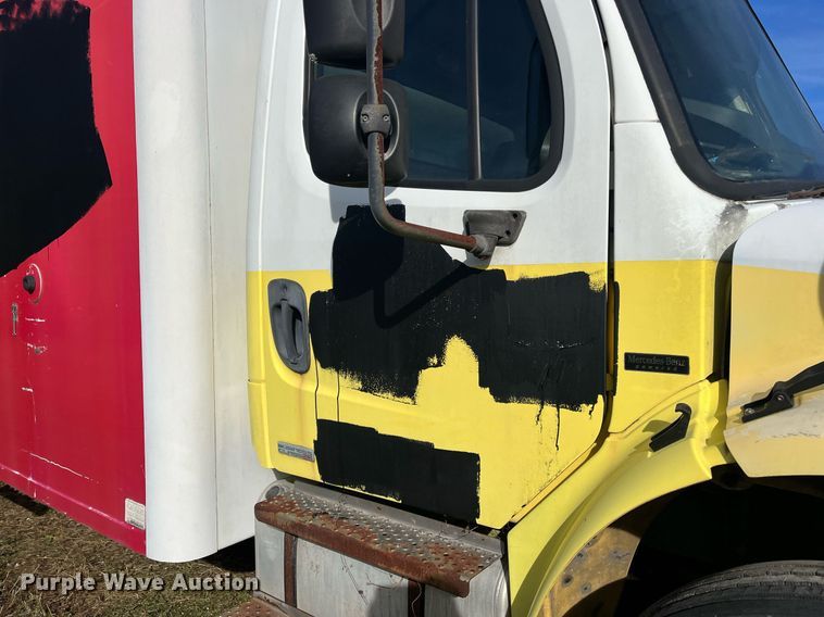 image for item DH8608 2005 Freightliner Business Class M2  refrigerated truck