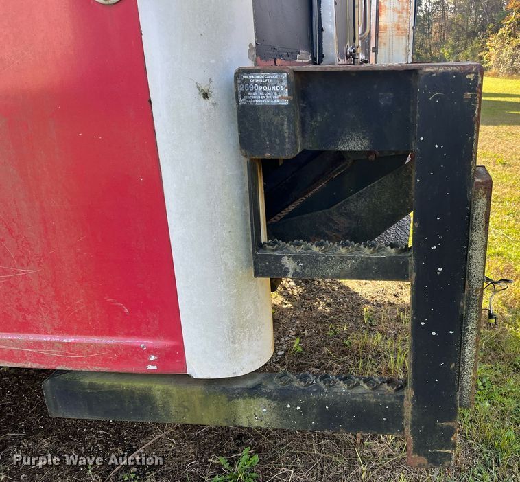 image for item DH8608 2005 Freightliner Business Class M2  refrigerated truck