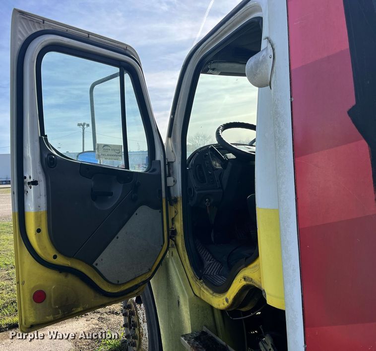 image for item DH8608 2005 Freightliner Business Class M2  refrigerated truck