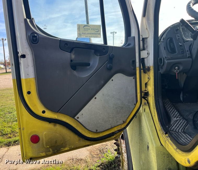 image for item DH8608 2005 Freightliner Business Class M2  refrigerated truck