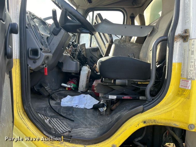 image for item DH8608 2005 Freightliner Business Class M2  refrigerated truck