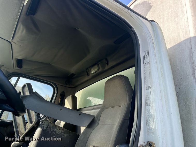 image for item DH8608 2005 Freightliner Business Class M2  refrigerated truck