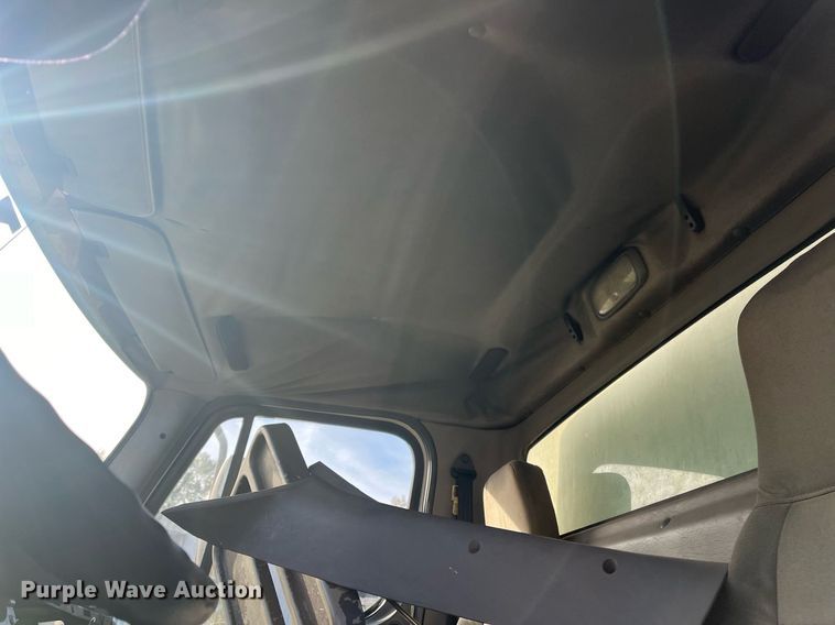 image for item DH8608 2005 Freightliner Business Class M2  refrigerated truck