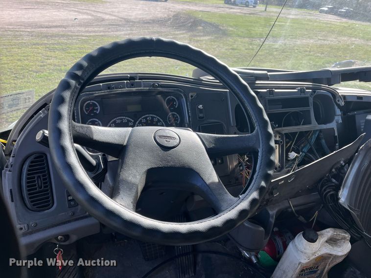 image for item DH8608 2005 Freightliner Business Class M2  refrigerated truck