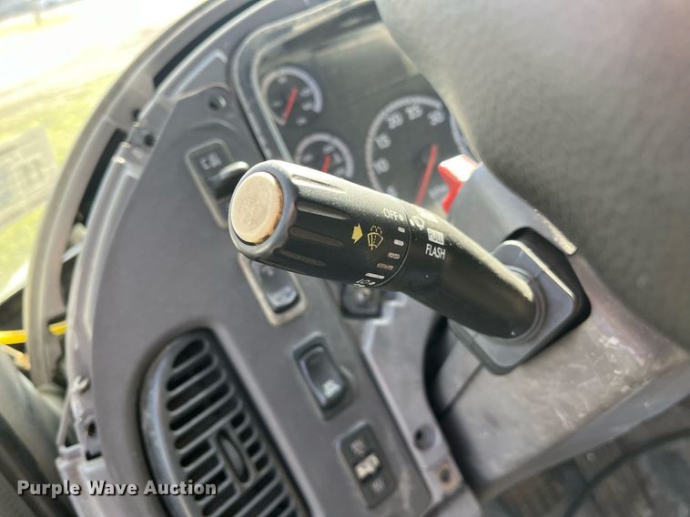 image for item DH8608 2005 Freightliner Business Class M2  refrigerated truck