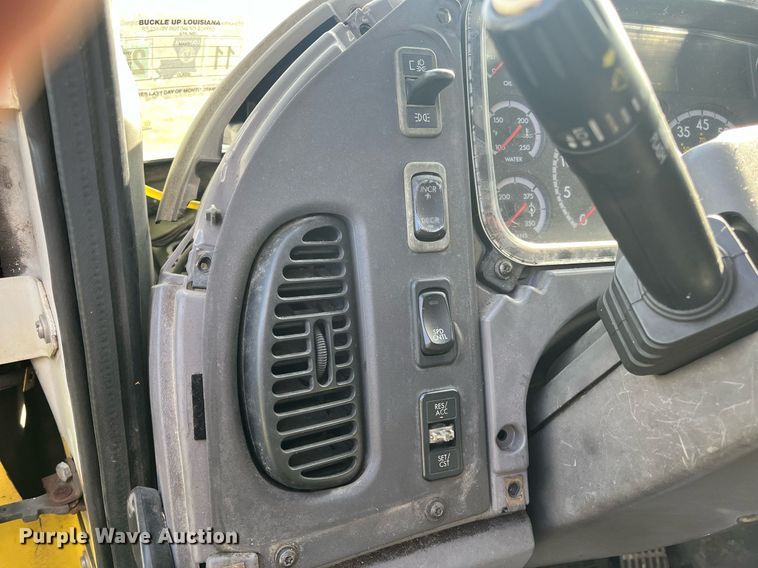 image for item DH8608 2005 Freightliner Business Class M2  refrigerated truck