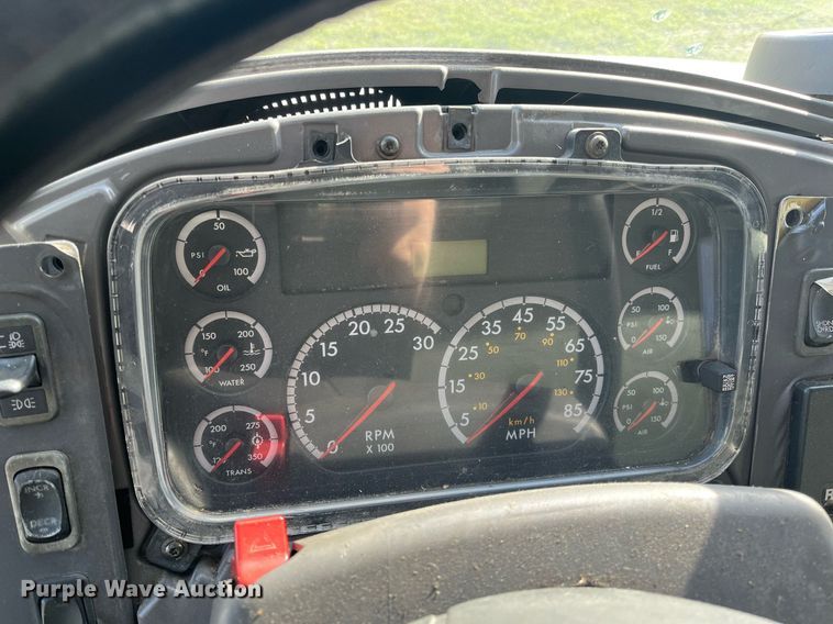 image for item DH8608 2005 Freightliner Business Class M2  refrigerated truck