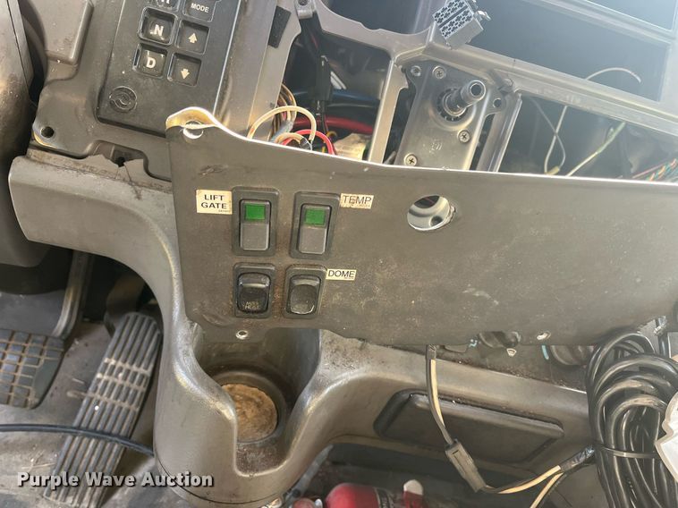 image for item DH8608 2005 Freightliner Business Class M2  refrigerated truck