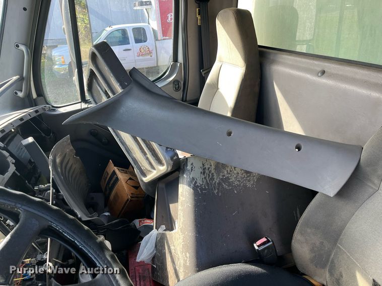 image for item DH8608 2005 Freightliner Business Class M2  refrigerated truck