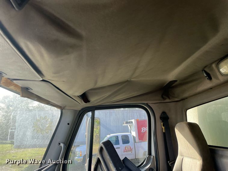 image for item DH8608 2005 Freightliner Business Class M2  refrigerated truck