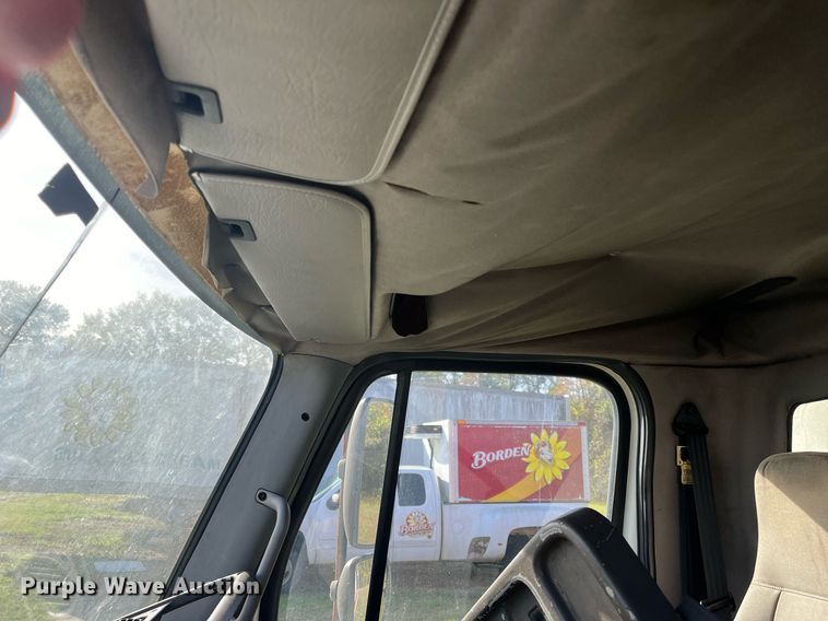 image for item DH8608 2005 Freightliner Business Class M2  refrigerated truck