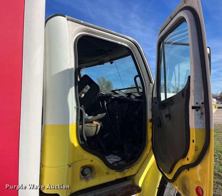 image for item DH8608 2005 Freightliner Business Class M2  refrigerated truck