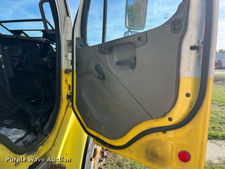 image for item DH8608 2005 Freightliner Business Class M2  refrigerated truck