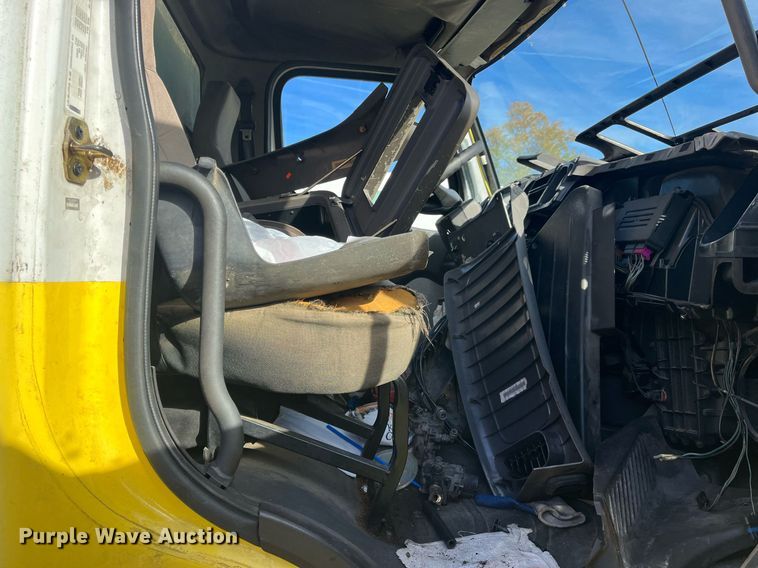 image for item DH8608 2005 Freightliner Business Class M2  refrigerated truck