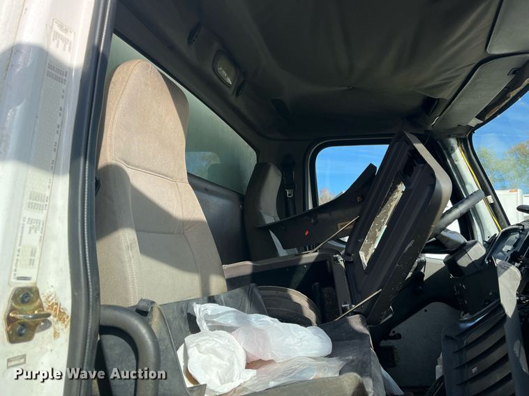 image for item DH8608 2005 Freightliner Business Class M2  refrigerated truck