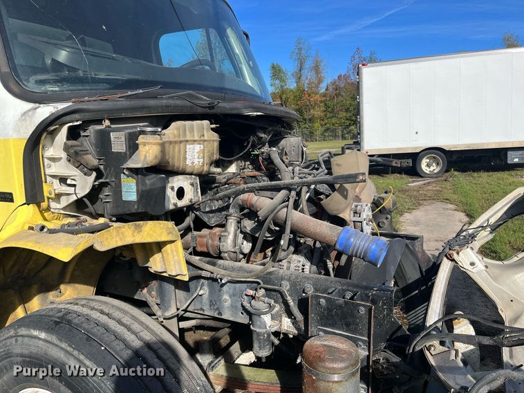 image for item DH8608 2005 Freightliner Business Class M2  refrigerated truck