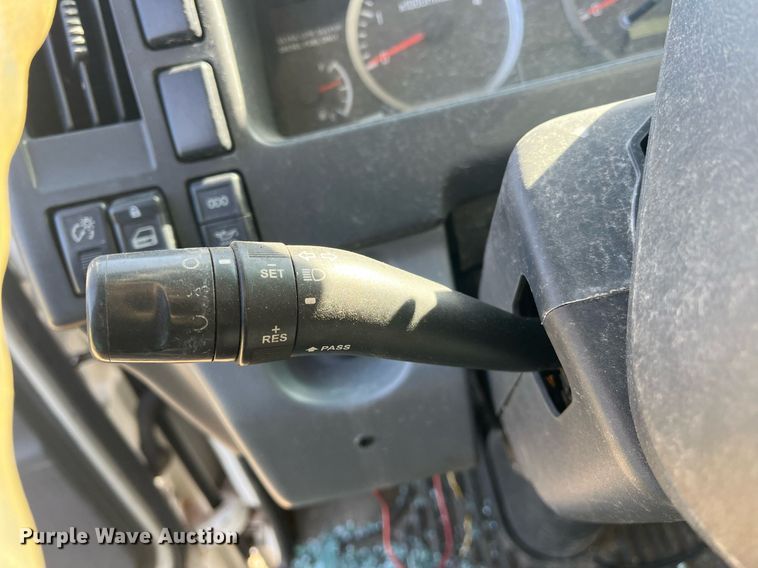 image for item DH8610 2013 Isuzu NRR  refrigerated truck