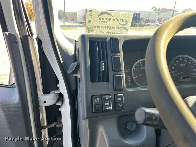 image for item DH8610 2013 Isuzu NRR  refrigerated truck