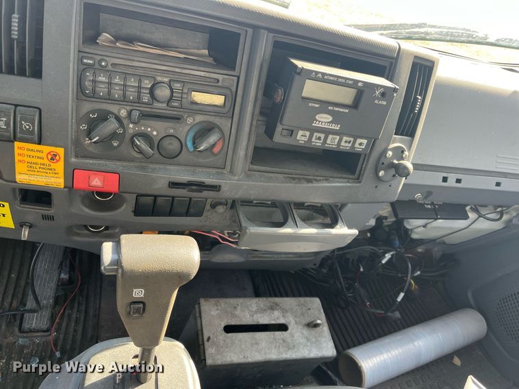 image for item DH8610 2013 Isuzu NRR  refrigerated truck