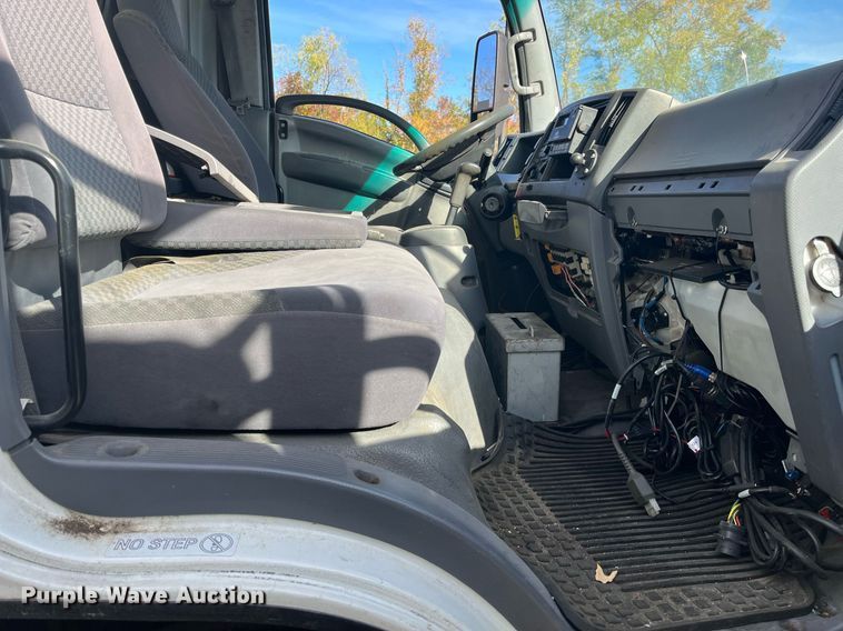 image for item DH8610 2013 Isuzu NRR  refrigerated truck