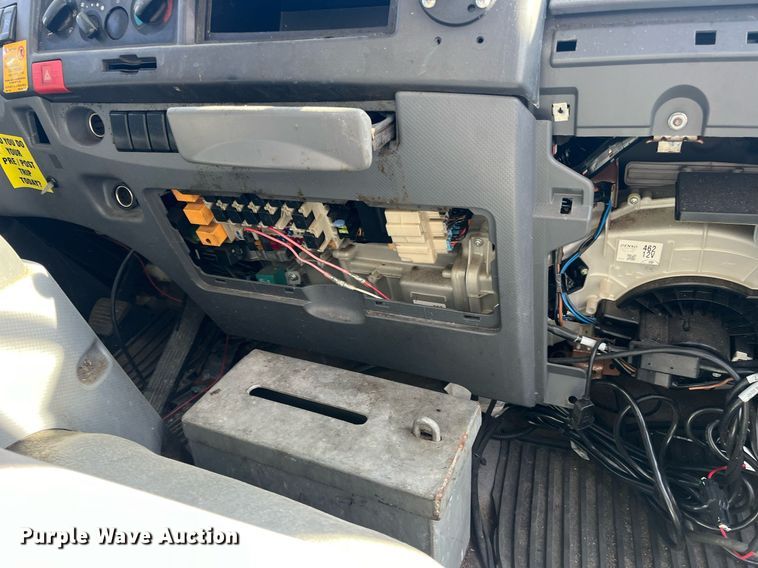 image for item DH8610 2013 Isuzu NRR  refrigerated truck