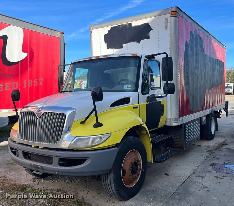 image for item DH8611 2011 International DuraStar 4300  refrigerated truck