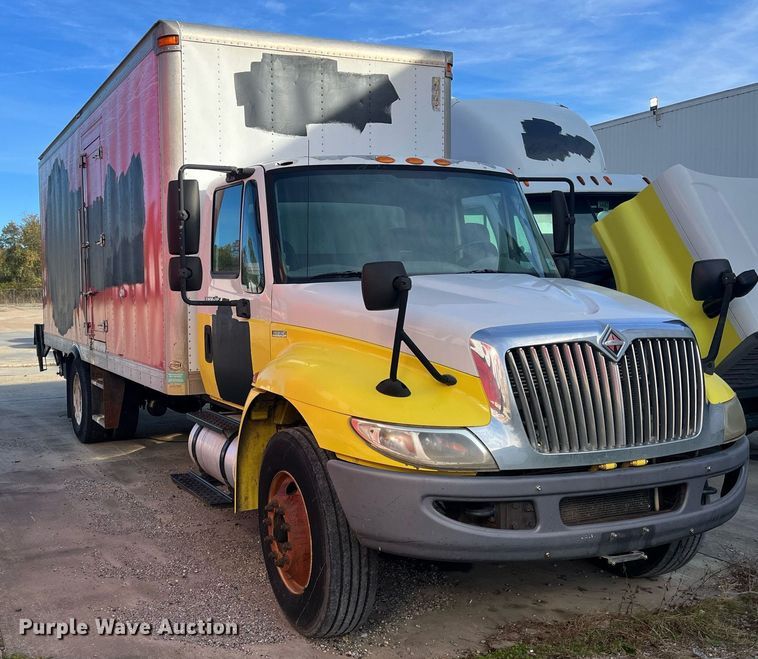 image for item DH8611 2011 International DuraStar 4300  refrigerated truck