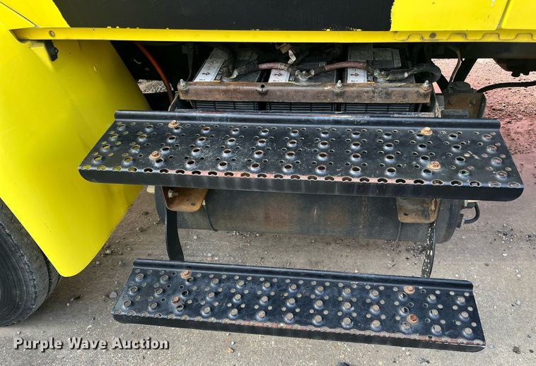 image for item DH8611 2011 International DuraStar 4300  refrigerated truck