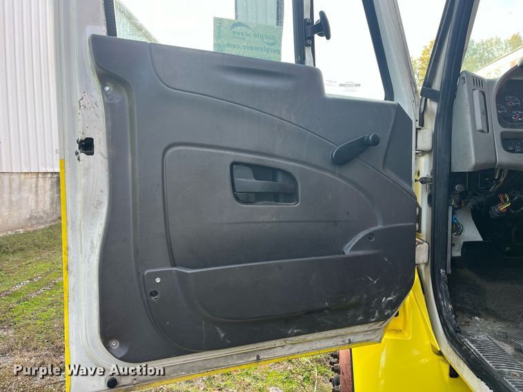 image for item DH8611 2011 International DuraStar 4300  refrigerated truck