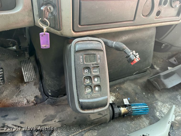 image for item DH8611 2011 International DuraStar 4300  refrigerated truck