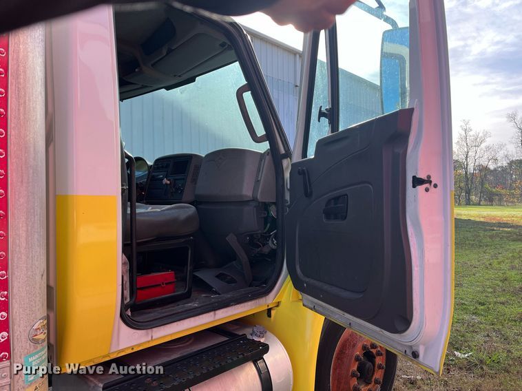 image for item DH8611 2011 International DuraStar 4300  refrigerated truck