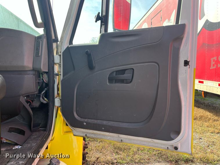 image for item DH8611 2011 International DuraStar 4300  refrigerated truck