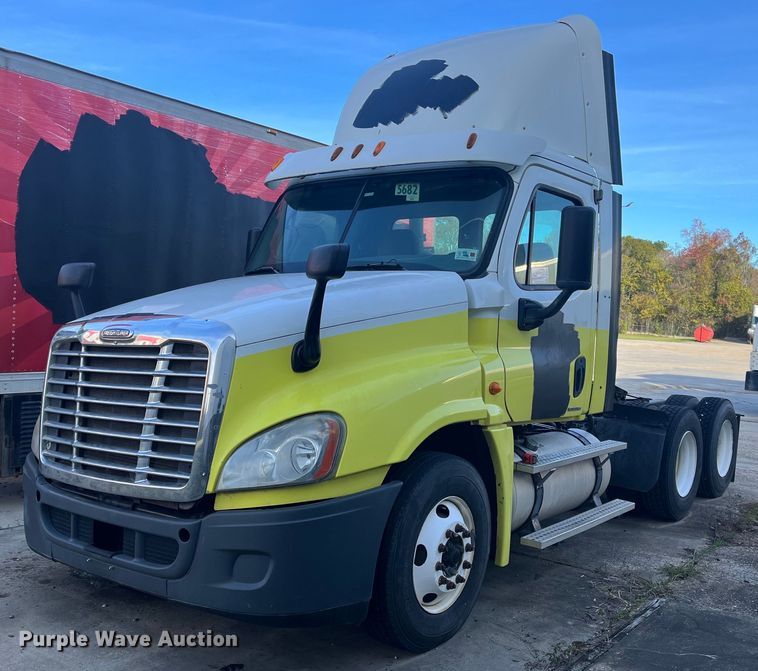 image for item DH8612 2010 Freightliner Cascadia 125  semi truck