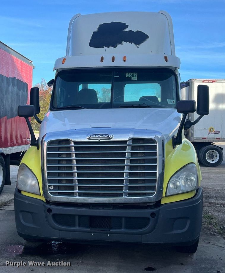 image for item DH8612 2010 Freightliner Cascadia 125  semi truck