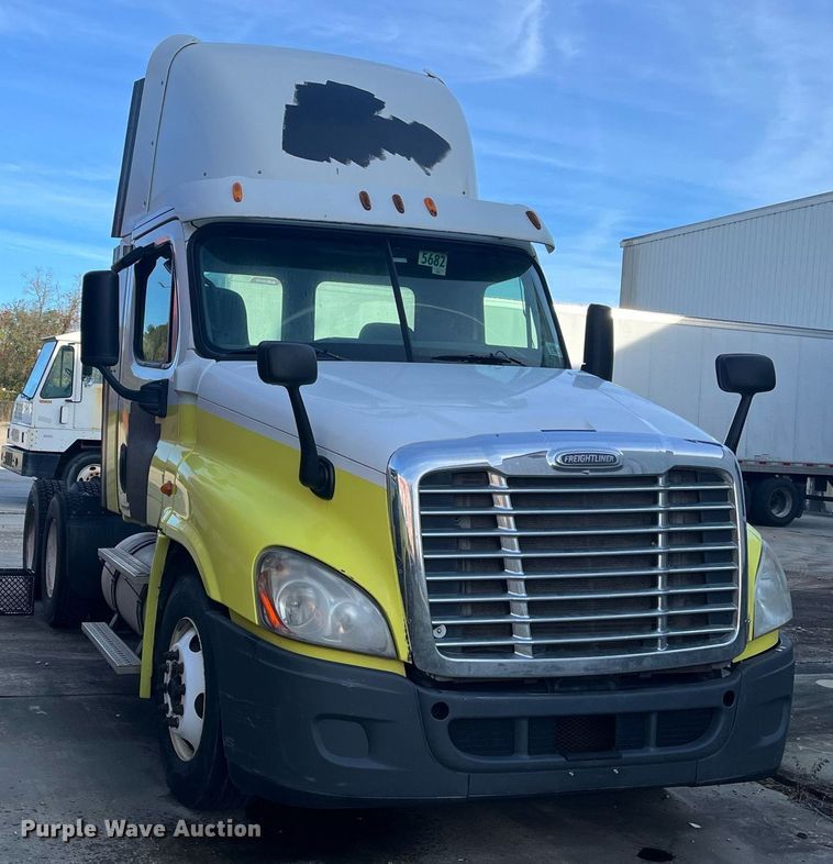 image for item DH8612 2010 Freightliner Cascadia 125  semi truck