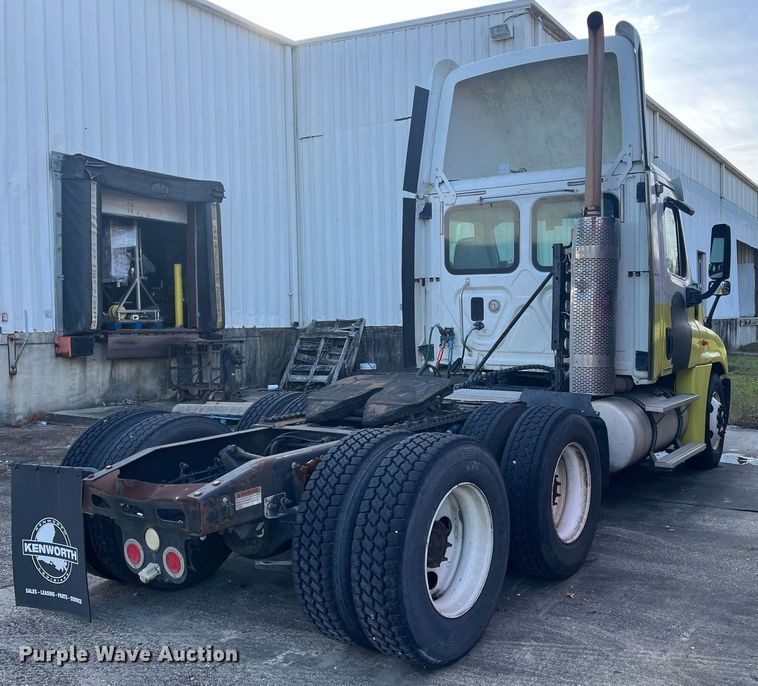 image for item DH8612 2010 Freightliner Cascadia 125  semi truck