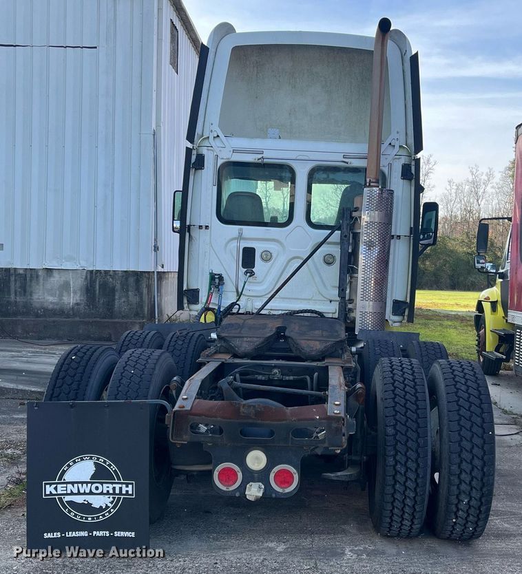 image for item DH8612 2010 Freightliner Cascadia 125  semi truck