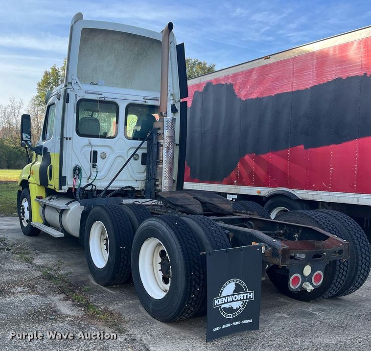 image for item DH8612 2010 Freightliner Cascadia 125  semi truck