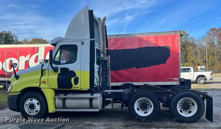 image for item DH8612 2010 Freightliner Cascadia 125  semi truck