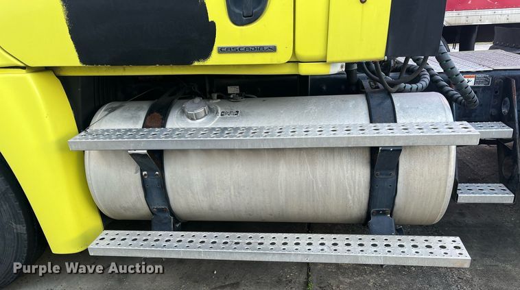 image for item DH8612 2010 Freightliner Cascadia 125  semi truck