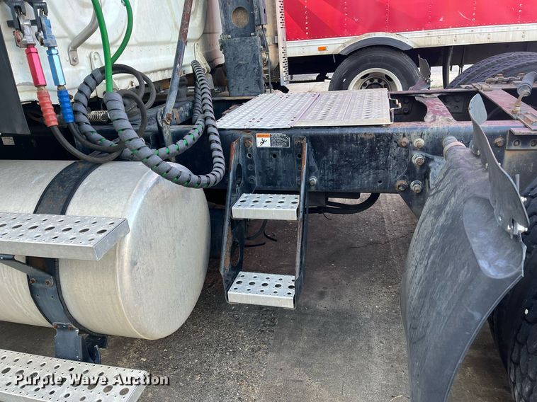 image for item DH8612 2010 Freightliner Cascadia 125  semi truck