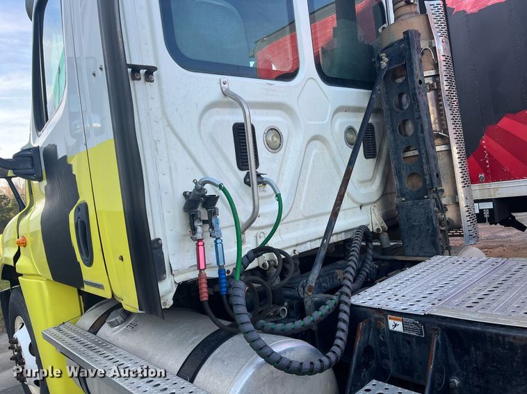 image for item DH8612 2010 Freightliner Cascadia 125  semi truck