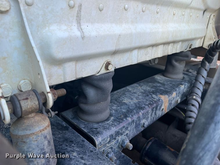 image for item DH8612 2010 Freightliner Cascadia 125  semi truck