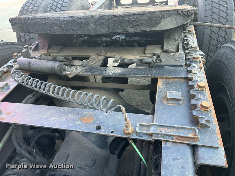 image for item DH8612 2010 Freightliner Cascadia 125  semi truck