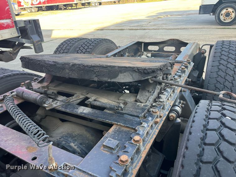 image for item DH8612 2010 Freightliner Cascadia 125  semi truck